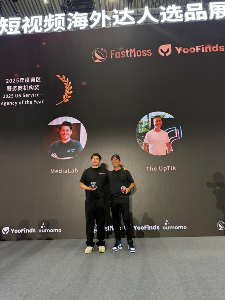 MediaLabs and The UpTik on the FastMoss and YooFinds awards stage under the 2025 US Service – Agency of the Year banner